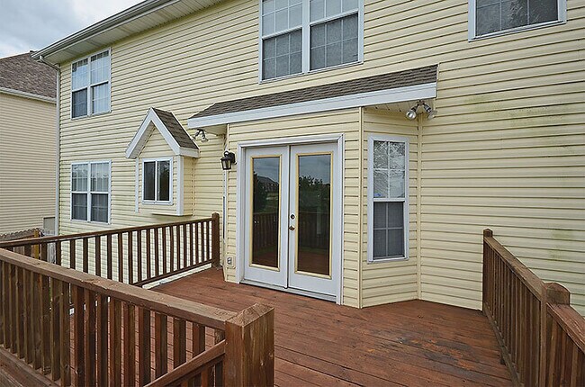 Building Photo - 4 Bedroom,2.5 Bath with 2-car garage Platt...