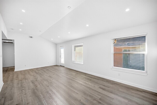 Building Photo - 13815 Bay Gardens Dr