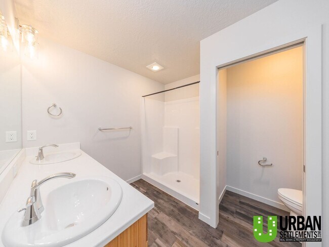 Building Photo - Woodlawn Duplex