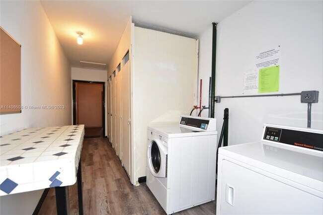 Building Photo - 7500 NW 5th Pl