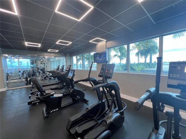 Building Photo - 7501 E Treasure Dr