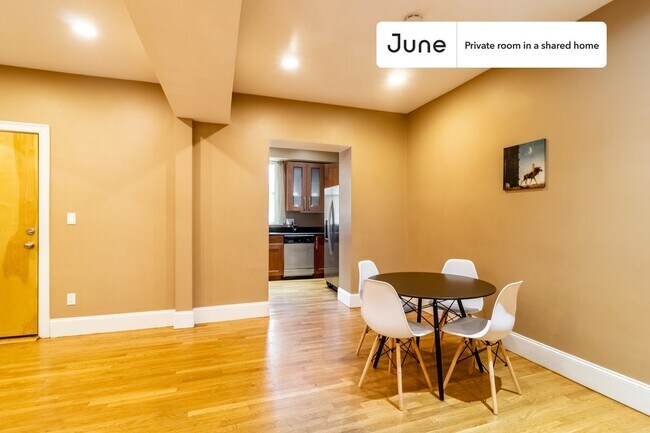 Building Photo - Private bedroom in 4 bed/2 bath Home