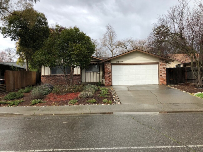 Building Photo - Lovely 3 bedroom/2 bathroom home in East Davis -$500 OFF FIRST MONTH'S RENT!!!