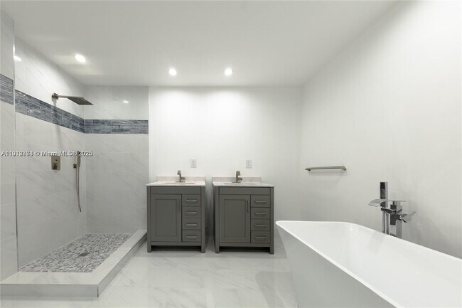 Building Photo - 1001 NW 6th Dr