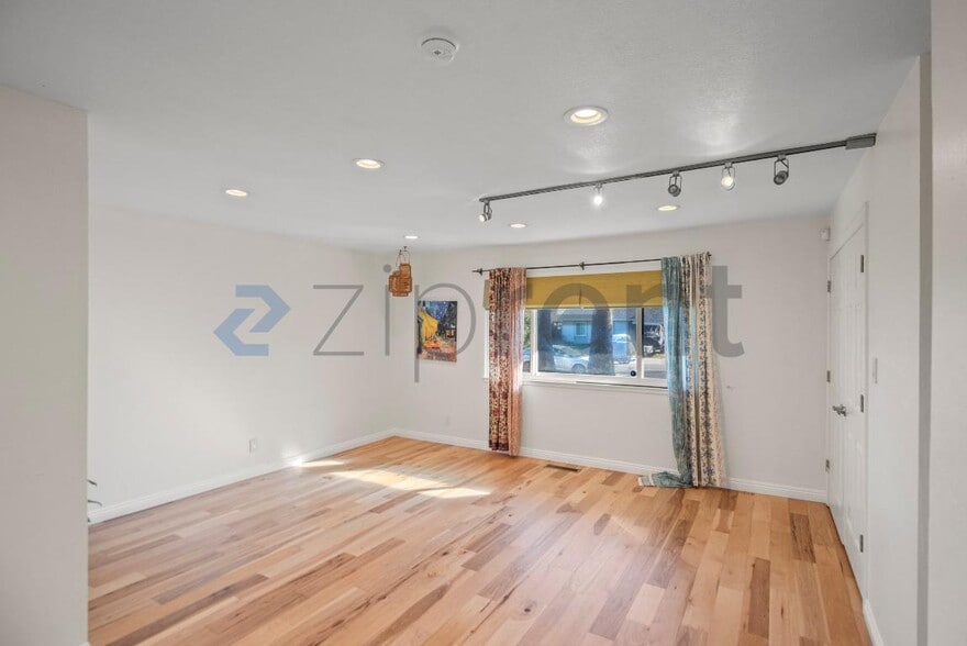 Building Photo - 743 Shawnee Ln