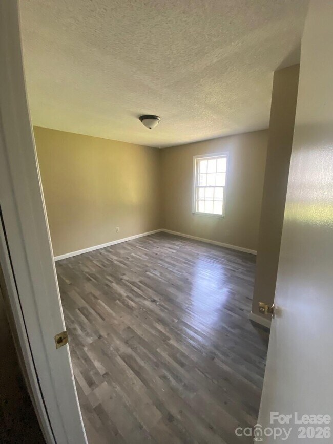 Building Photo - 1323 7th St