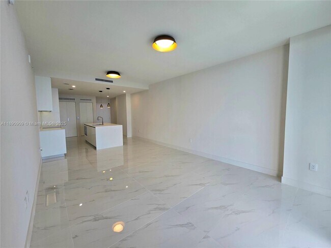 Building Photo - 700 NE 24th St