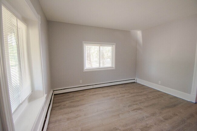 Building Photo - 836 S Newton Ave