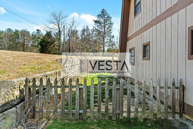 Building Photo - 588 Ray Hill Rd