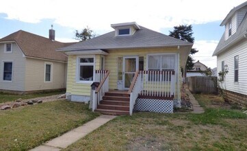 Building Photo - AVAILABLE AUGUST! Charming 2 Bedroom Home with Bonus Room, Fenced Yard & Washer/Dryer