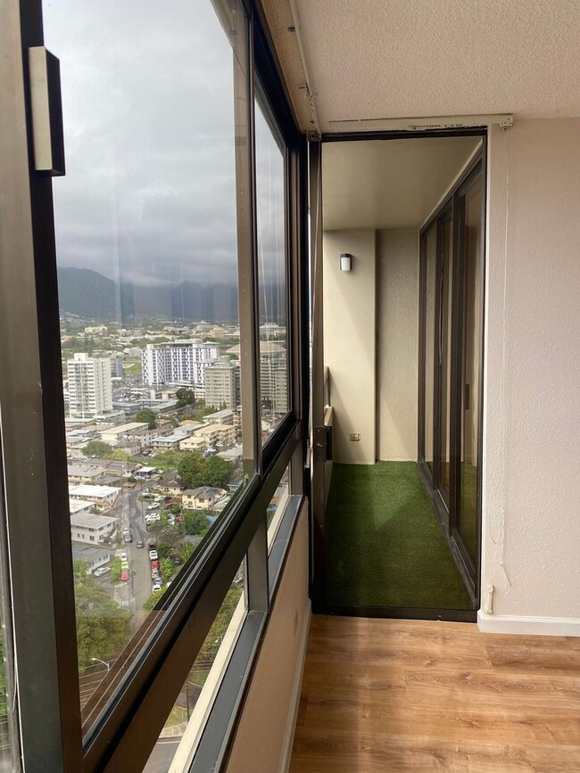 Building Photo - 2499 Kapiolani Blvd