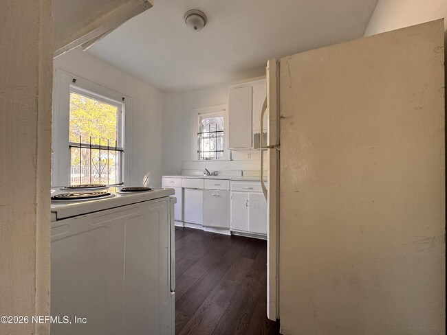 Building Photo - 3728 Silver St