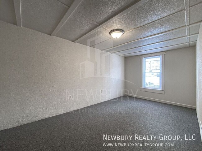 Building Photo - 29 Hickory St