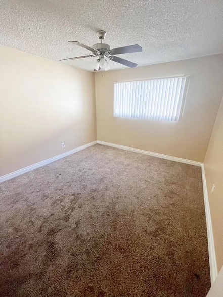 Building Photo - 831 S Oaks Ave