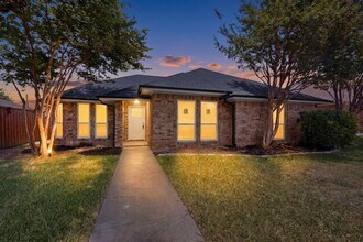 Building Photo - 620 W Stoneybrook Dr