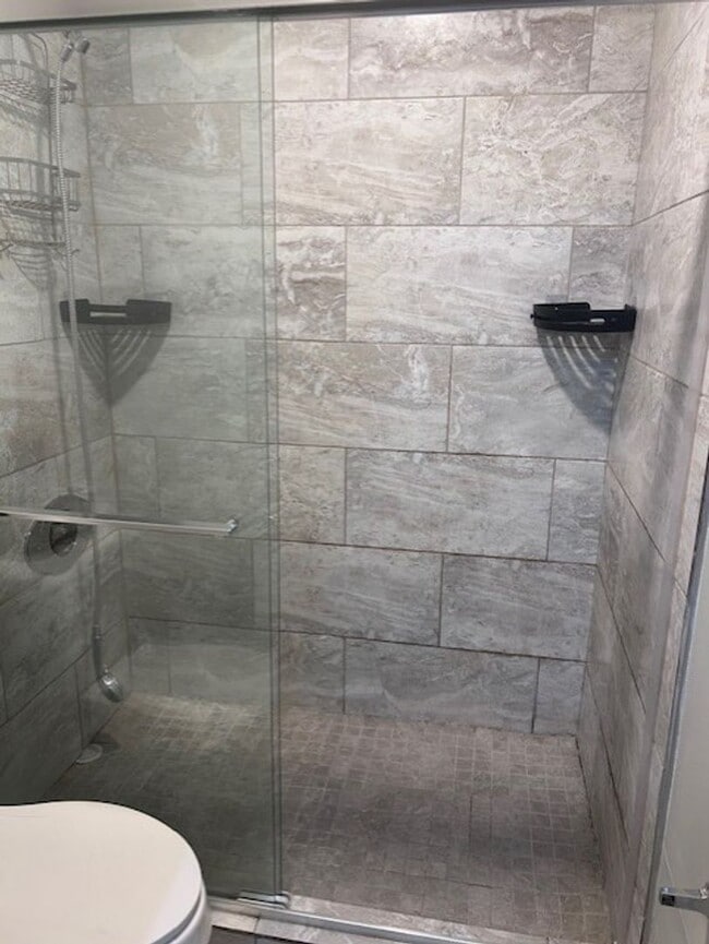 Building Photo - Newly Renovated Two Bedroom Condo Available! Move In Ready!