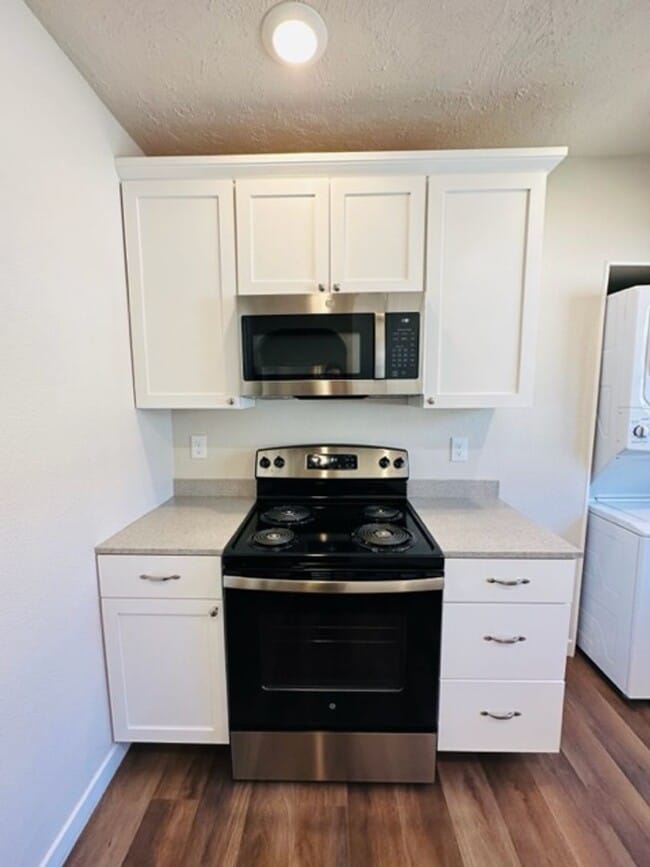 Building Photo - Adorable remodeled in 2023 2 bedroom 1 bathroom duplex available soon!