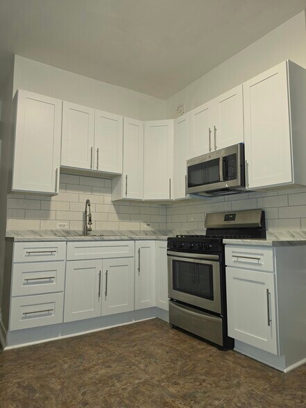 Building Photo - 1138 N Hamlin Ave