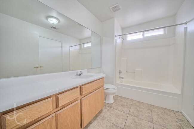 Building Photo - 1206
