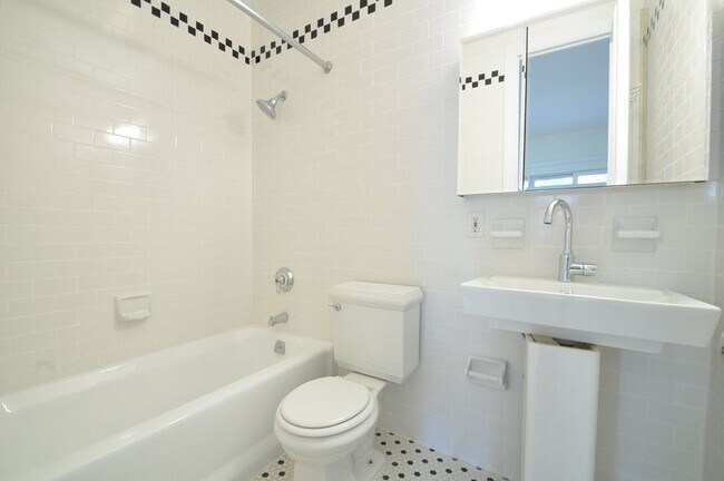 Building Photo - 143 E 57th St