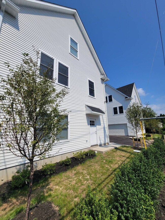 Building Photo - 31 Bouton St