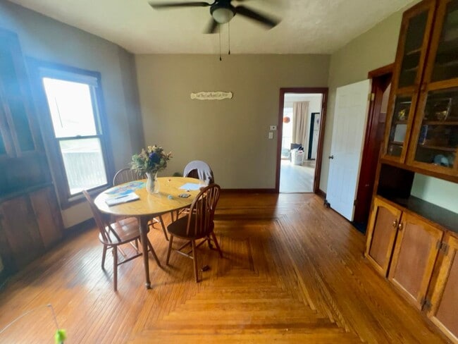 Building Photo - 4 Bedroom 2 Bathroom Fenced Moline Home