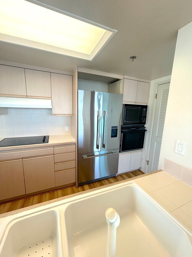 Building Photo - Large 19th Floor Unit with Ocean, City, Mo...