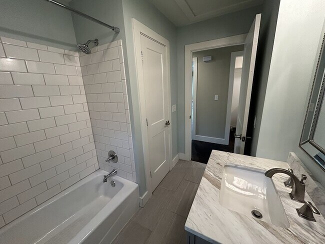 Building Photo - 1931 Stevens Dr NE