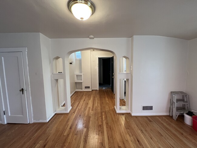 Living/entryway - 123 C St