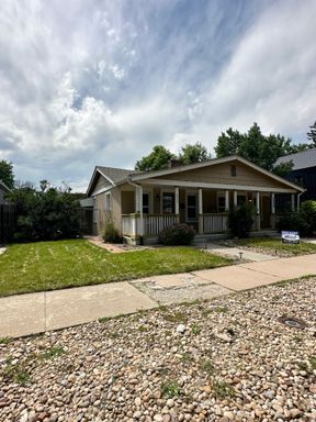 Building Photo - 2 Bedroom 1 Bath Duplex Available Mid Augu...