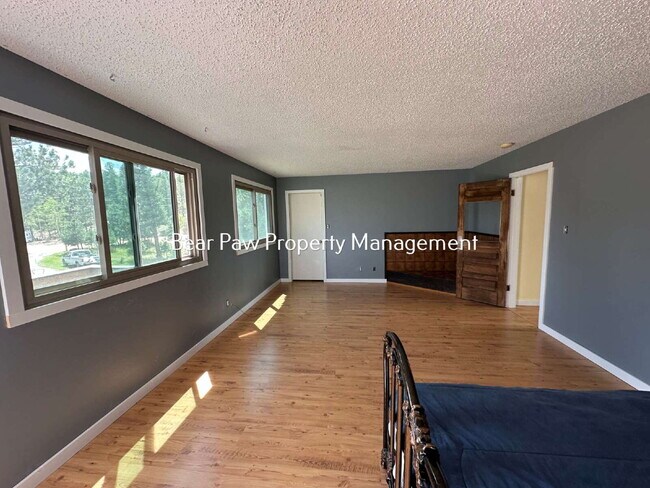 Building Photo - "Charming 3-Bedroom with 2 Full Baths in Scenic Bailey!"