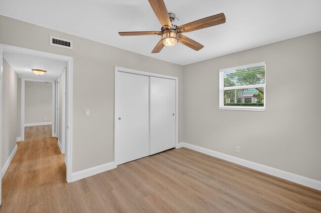 Building Photo - 2591 NE 55th Ct