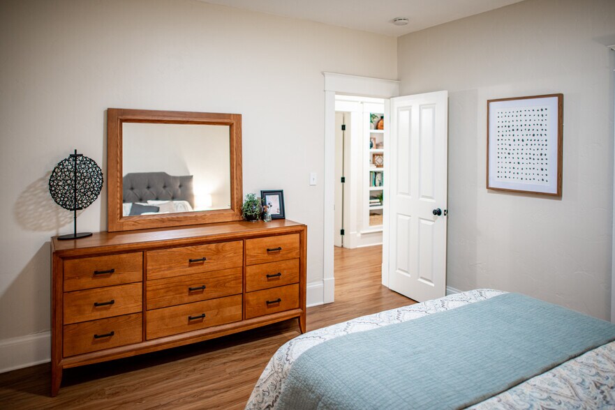 Building Photo - 1111 W 12th Ave