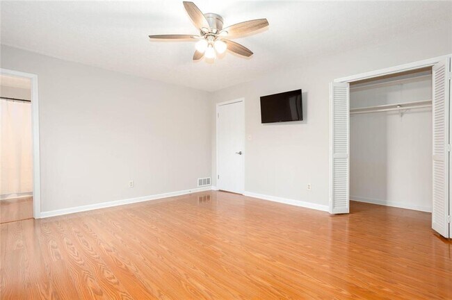 Building Photo - 4049 Leicester Dr NE