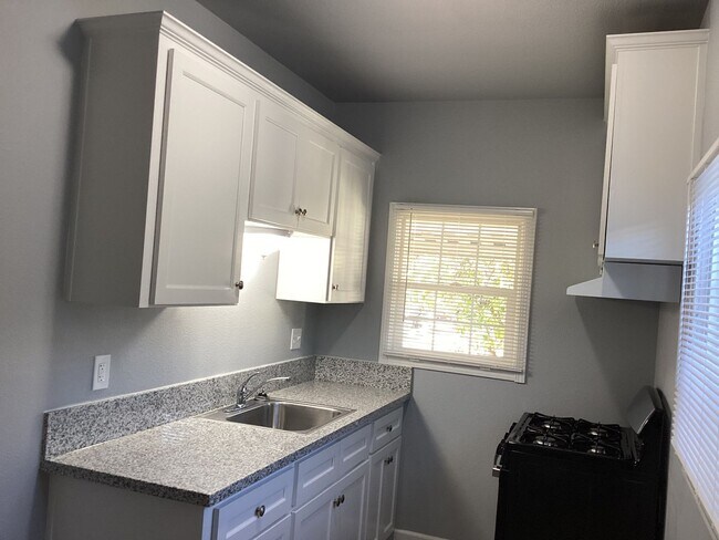 Building Photo - 1532-1532 N Safford Ave