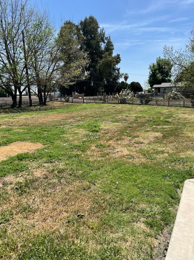 Building Photo - Beautiful Country-Style Home in Dos Palos,...
