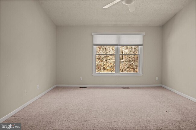 Building Photo - Charming Townhome with Modern Amenities