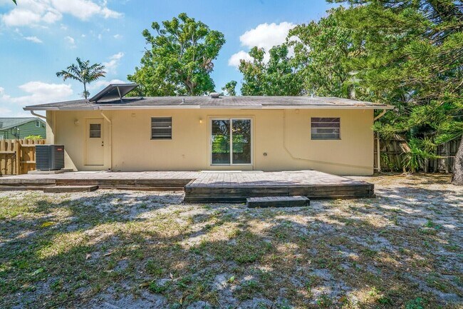 Building Photo - 3800 Calvin Ave