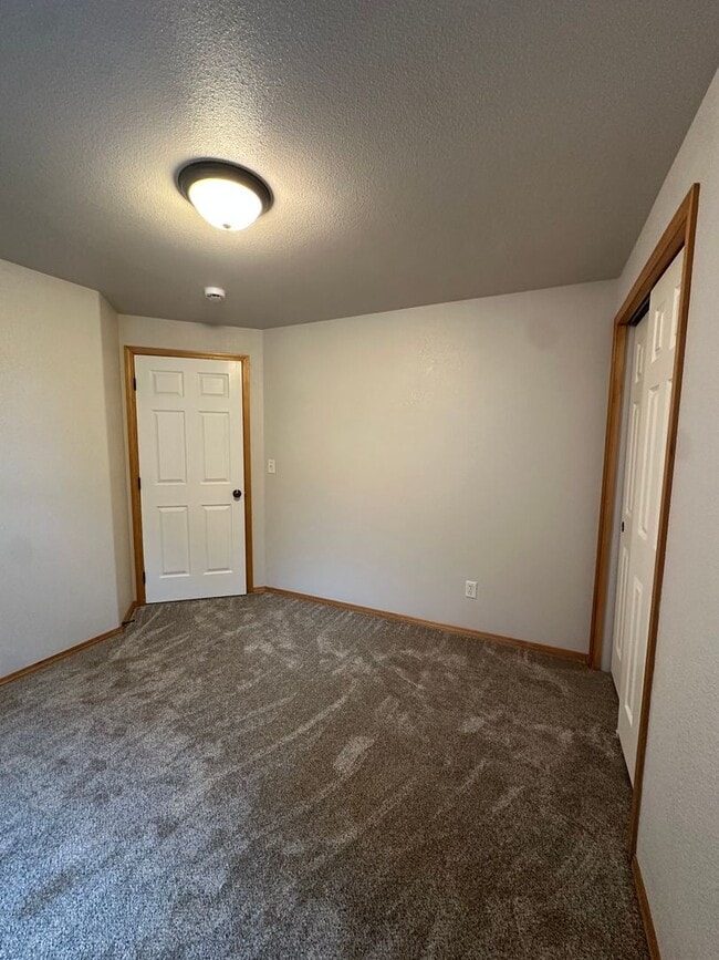 Building Photo - Lovely SE Single Story 3 Bedroom Home with Office!