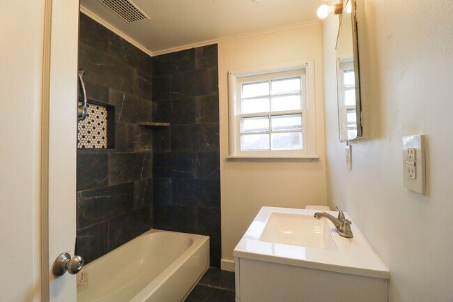 Building Photo - Section 8 Welcome! 2/1 Ready for Immediate Move In!!