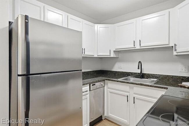 Building Photo - 2400 Parmenter Blvd