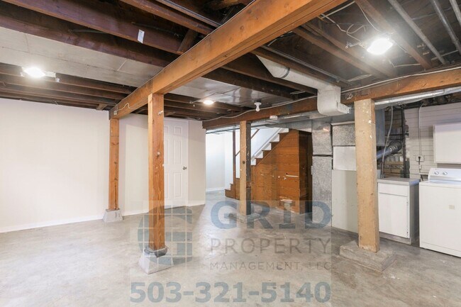Building Photo - GPM569 - SE Caruthers St (T2)