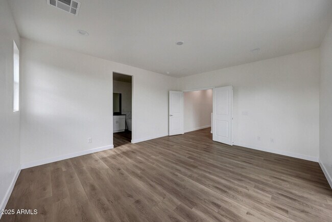 Building Photo - 921 E Desert Ln