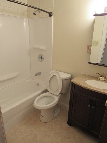 Building Photo - 124 Treeview Dr