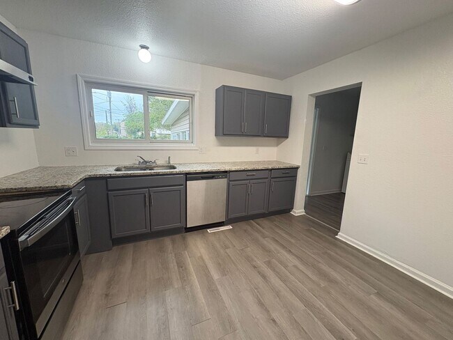 Building Photo - Stunning 5 Bedroom Home