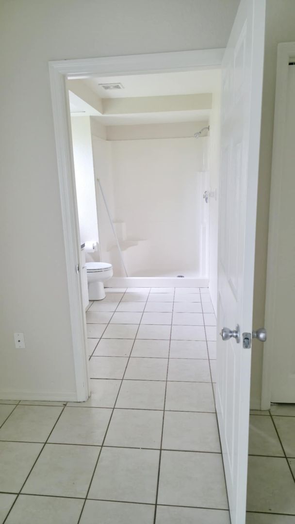 Building Photo - Clean & Bright 2 Bed / 2 Bath