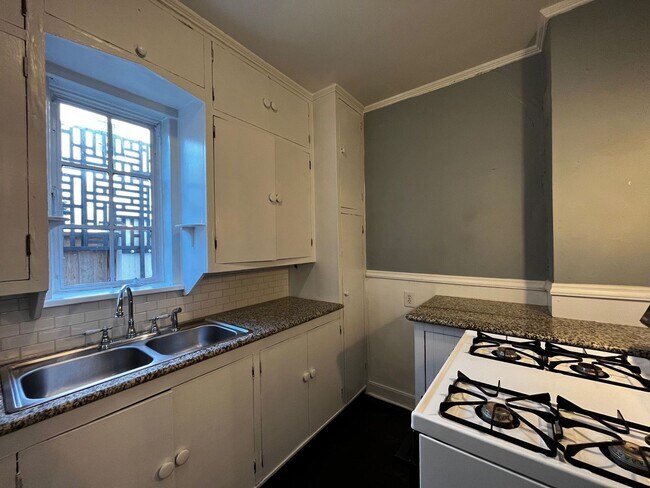 Building Photo - Historic Duplex near Plaza district!