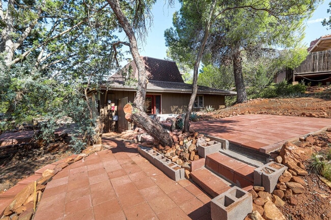 Building Photo - 10 Robbers Roost