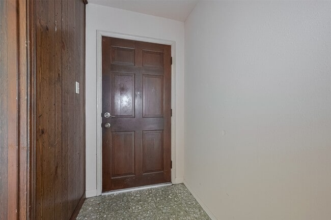 Building Photo - 9126 Willow Meadow Dr