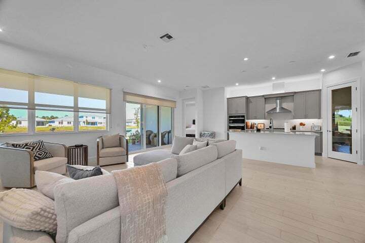 Building Photo - 14185 SW Daphne St